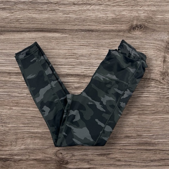 Athleta Ultimate Stash Pocket Camo 7/8 tight Sz: XS - Picture 5 of 16